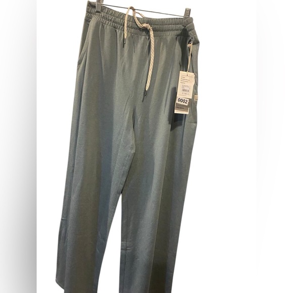 Vuori Pants - NWT Vuori halo essential wide leg Size XL